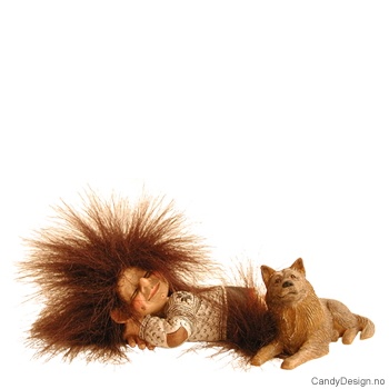 Minitroll liggende med off white genser ved siden av elghund