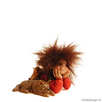 Minitroll liggende med rød genser ved siden av elghund 