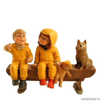 Barnehagebarn på langbenk - Skrytende gutt, pike med bamske og hund