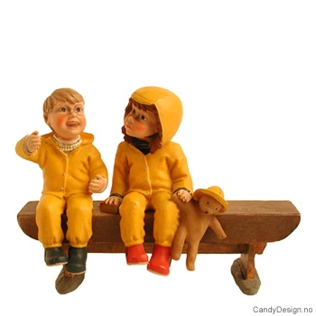 Barnehagebarn på langbenk - Skrytende gutt og pike med bamse