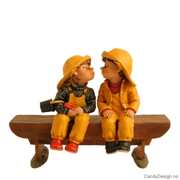 Barnehagebarn på langbenk - Kyssende barn 