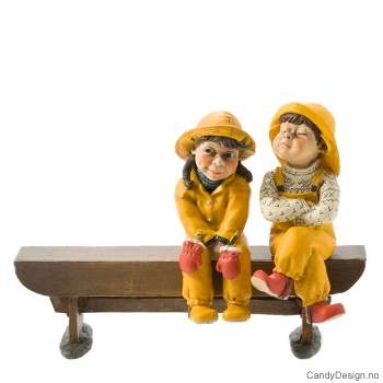 Barnehagebarn på langbenk - Genert pike, overlegen gutt og hund