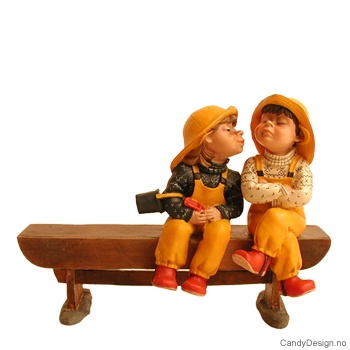 Barnehagebarn på langbenk - Kyssende pike og overlegen gutt