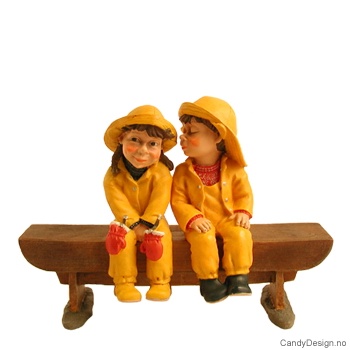 Barnehagebarn på langbenk - Genert pike og kyssende gutt