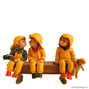 3 regnværsbarn på benk