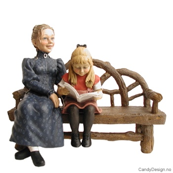 Mor med barn på benk - Blå mor, rosa pike med bok