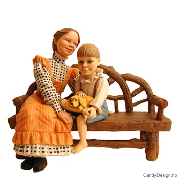 Mor med barn på benk - Gul mor, gutt med hund