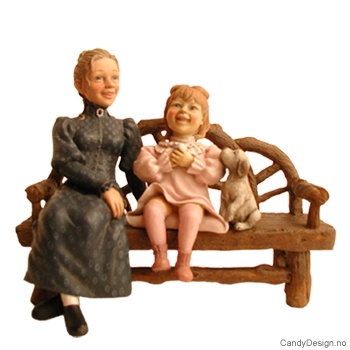 Mor med barn på benk - Blå mor, rosa pike med hund