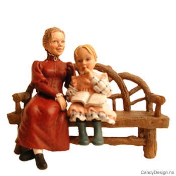 Mor med barn på benk - Burgunder mor, pike i rosa med bok