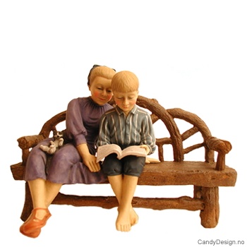 Mor med barn på benk - illa mor med hatt, blå gutt med bok