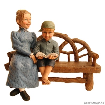 Mor med barn på benk - Lys blå mor, gutt med hatt på snei