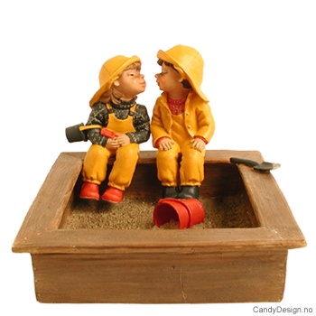 2 barnehagebarn i sandkasse - Kyssende par