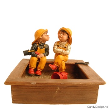 2 barnehagebarn i sandkasse - Kyssende pike og overlegen gutt