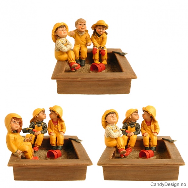 3 barnehagebarn i sandkasse assortert