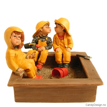 3 barnehagebarn i sandkasse - Kyssende par og pike med bamse