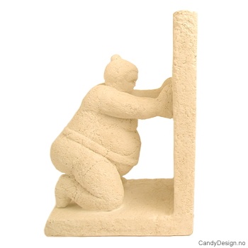 Sandsten bokstøtte skulptur på kne med armer mot støtte mot høyre