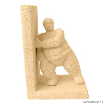 Sandsten bokstøtte skulptur med skulder mot støtte mot venstre