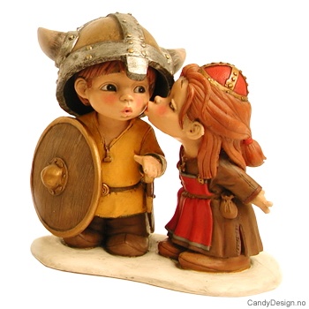 Store forelskede vikingebarn i par  Viking jente kysser overrasket gutt