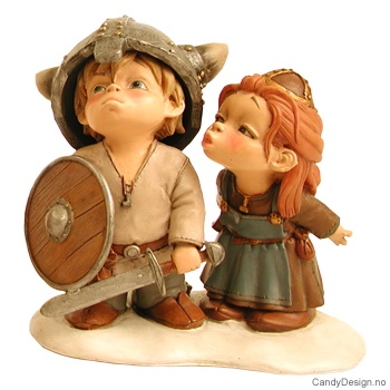 Store forelskede vikingebarn i par  Viking jente prøver å kysse overlegen gutt