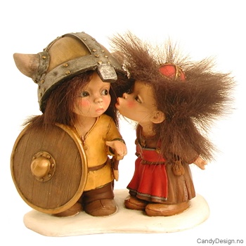 Store forelskede vikingebarn med fluffy hår i par  Viking jente kysser overrasket gutt