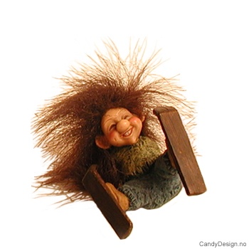 Vintertroll med fluffy hår på ski