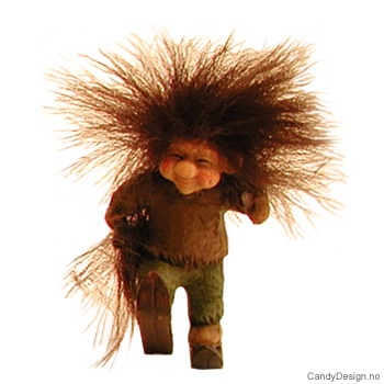 Vintertroll med fluffy hår på ski