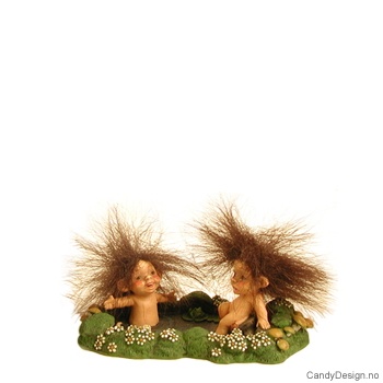 Små badende trollbarn med fluffy hår