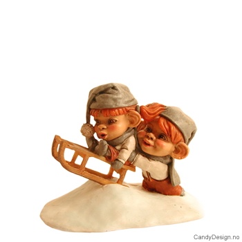 Stort tablå - vinterbarn - Gutt og jente med kjelke