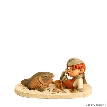 Lite tablå - vinterbarn - Isfiskende gutt