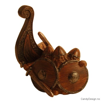 Tre vikinger fremfor skipsstavnen uten horn