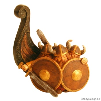 Tre vikinger fremfor skipsstavnen