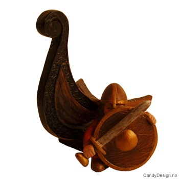 En viking i farger i front av skip