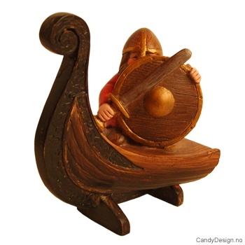 En viking i farger om bord i skipsstavnen uten horn