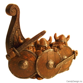 Tre vikinger fremfor skipet