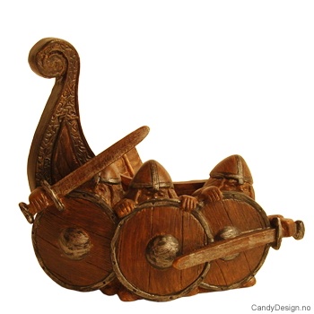 Tre vikinger fremfor skipsstaven uten horn