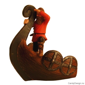 Viking speidende i skipsstavnen på vikingskip i farger uten horn