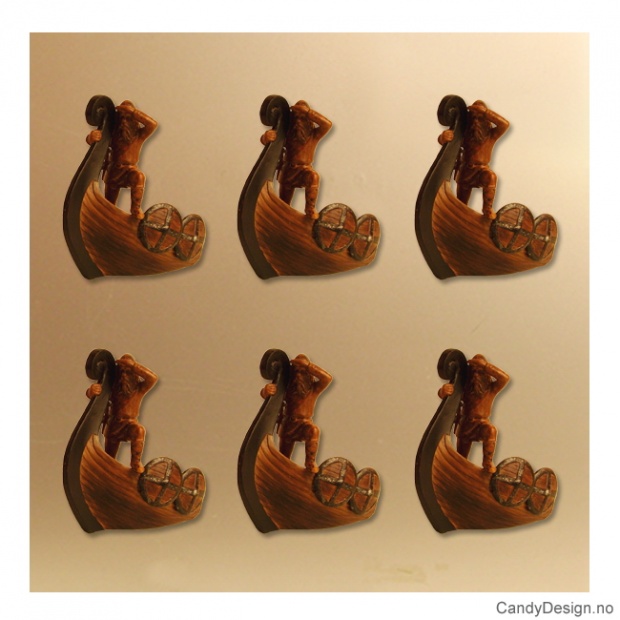 Speidende viking stående i skipsstavn på vikingskip i antikk farge med magnet