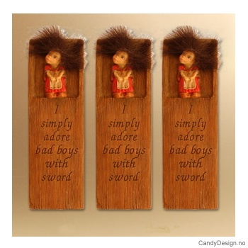 Woodstyle magnet plater med tekst  Vikingpike magnet I simply adore bad boys with swords