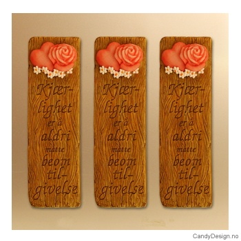 Kjærlighetsord magnet i trefarge - Kjærlighet er å aldri måtte be om tilgivelse