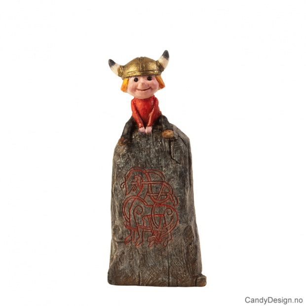 Viking gutt sittende på runestein