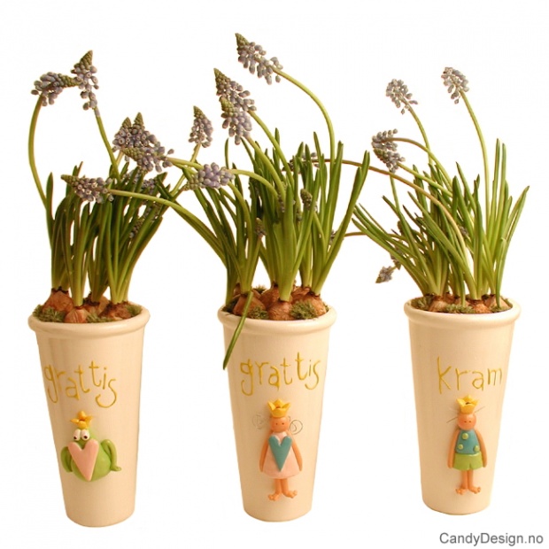 Høye potter med figurer